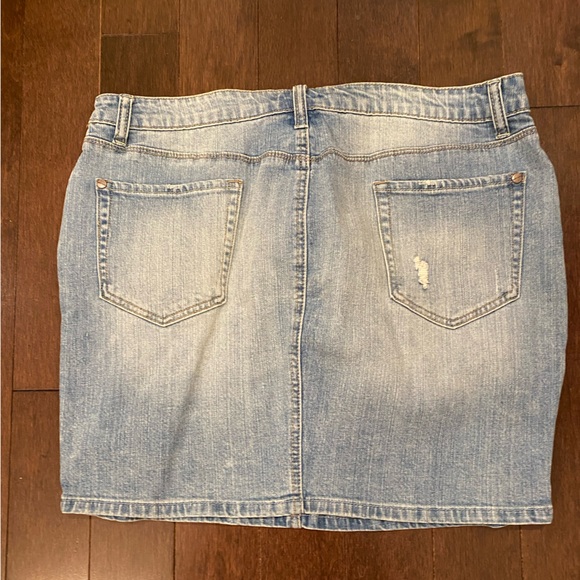 GENTLY WORN SIZE 12 VENUS DENIM MINI SKIRT WITH ACID WASH AND IS DISTRESSED - Picture 8 of 10